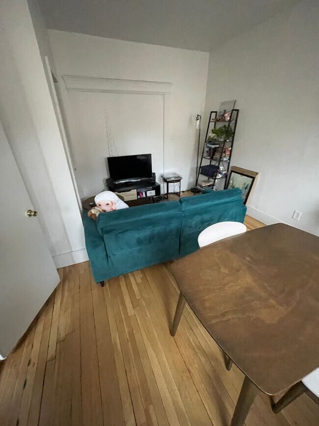 Foto del edificio - Nicely updated 2 bed split right on the Green Line in Allston.