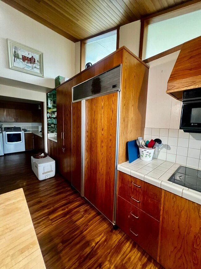 Foto del edificio - 4079 Saltspring Dr