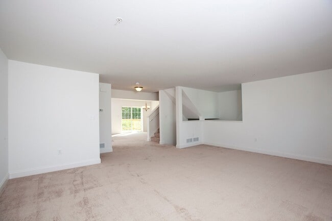 Building Photo - Three Bedroom Luxury Townhome!