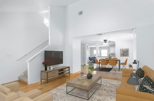 Building Photo - 915 E Heights Hollow Ln
