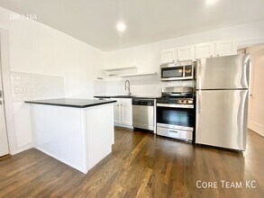 Building Photo - 110 E 40th St