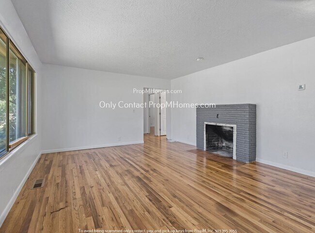 Building Photo - Charming Three Bedroom in Woodstock Neighb...