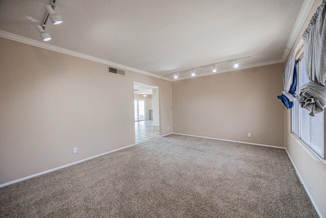 Building Photo - 2812 S Cottonwood Dr