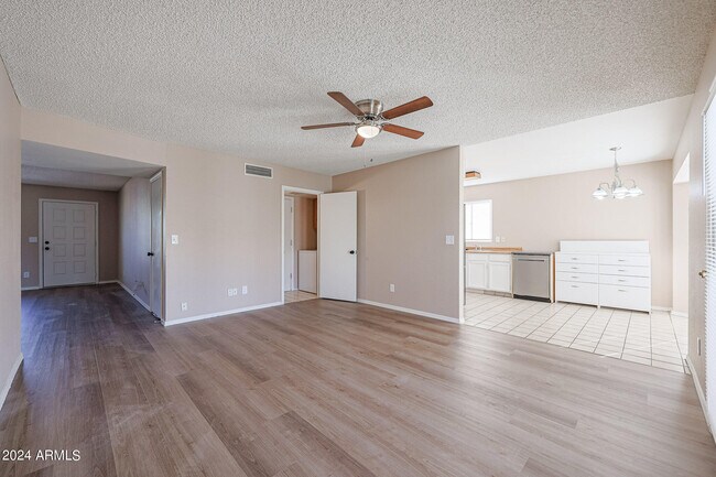 Foto del edificio - 7119 W Cameron Dr