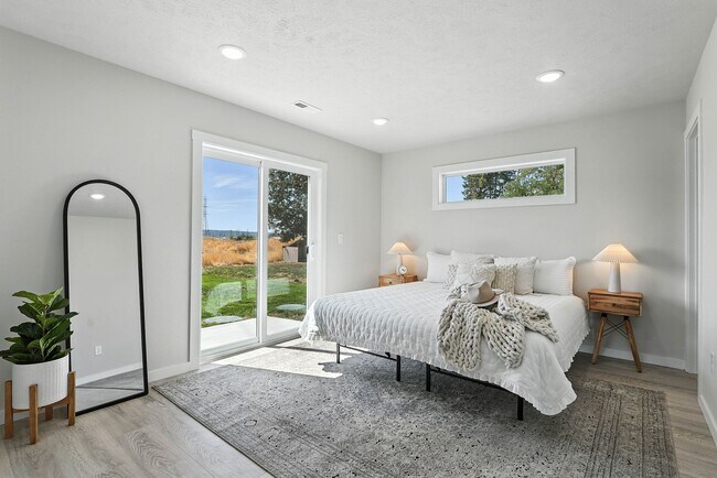 Building Photo - 4720 E Frederick Ave