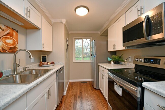 Building Photo - 7435 Saxony Dr
