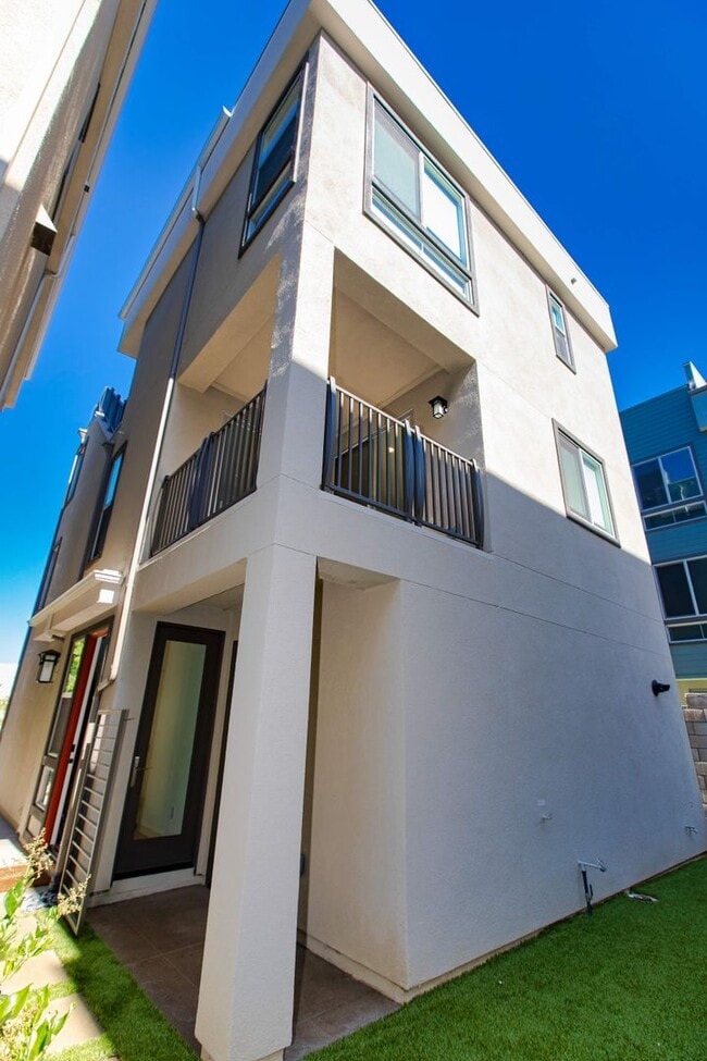 Building Photo - 1625 Hampton Dr