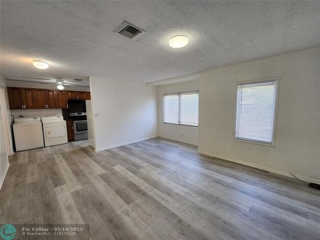 Building Photo - 2466 Lincoln St