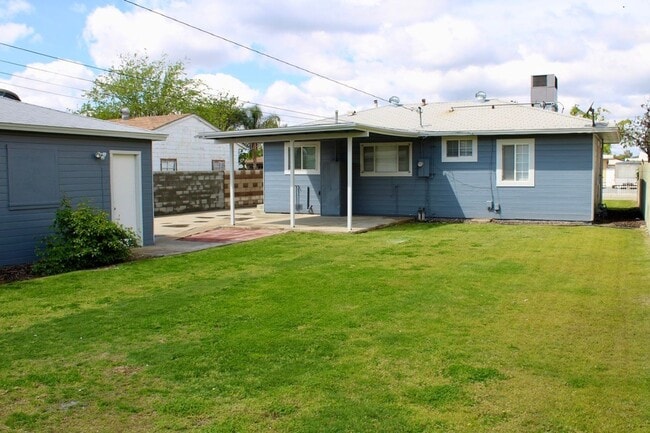 Foto del edificio - Cute 3Bedroom 1Bath Home Located Off Stockdale Hwy Centrally Located. Large Gated Yard. Gardner I...