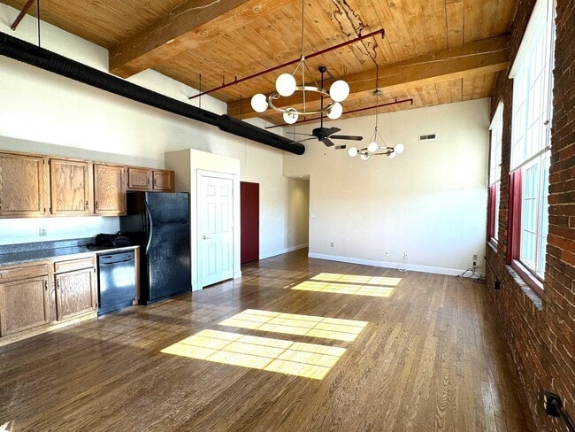 Building Photo - 470 Silver St