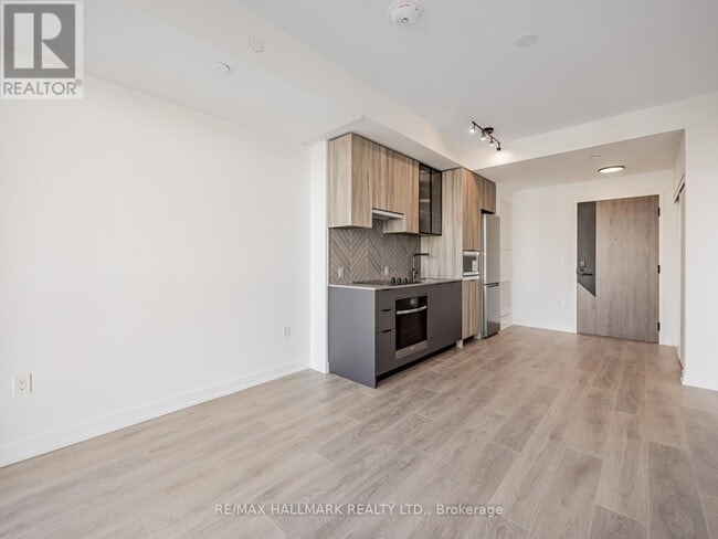 Building Photo - 1037 The Queensway