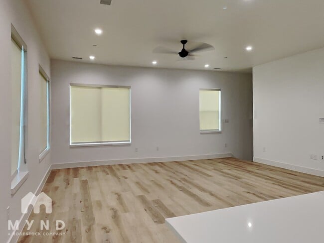 Building Photo - 2143 Mail Ave