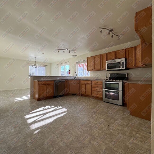 Foto del edificio - 2 garages?! You don’t want to miss this one!