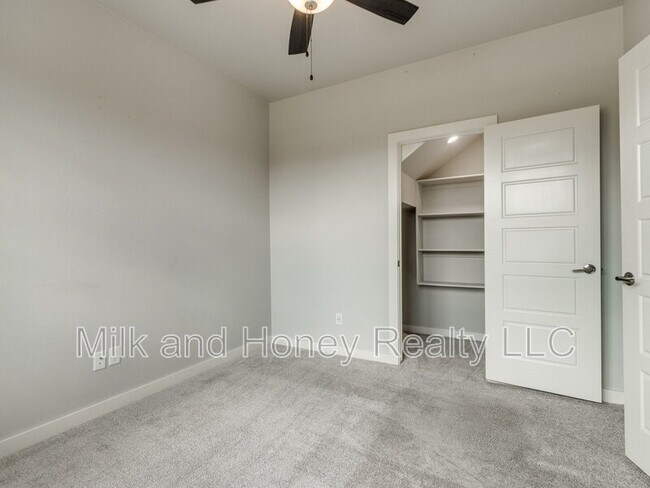 Foto del edificio - 14525 Rochefort Ln
