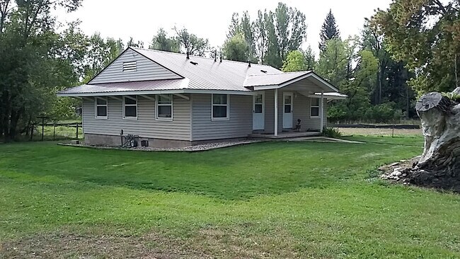 Building Photo - 2430 S Overland Trl