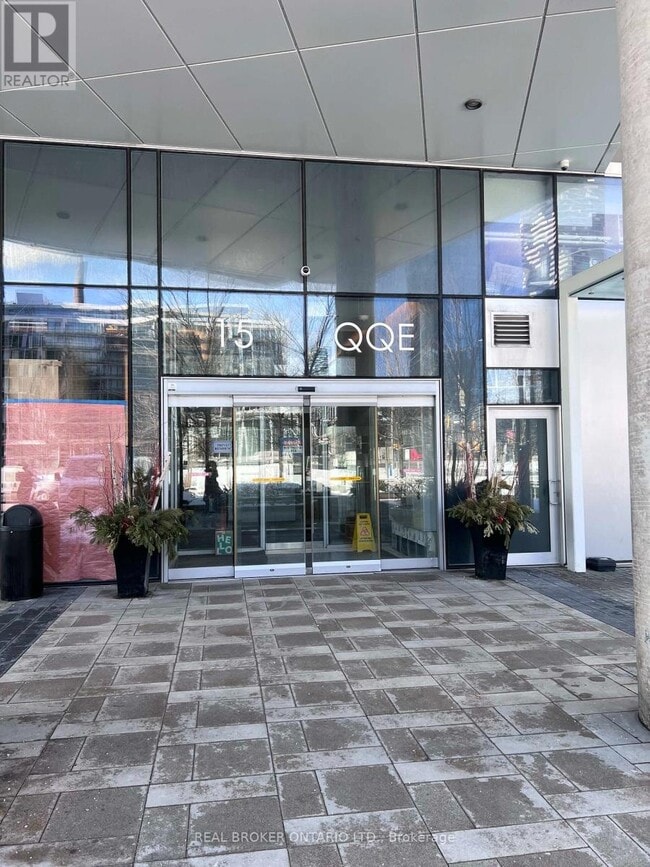Photo du bâtiment - 15 Queens Quay E