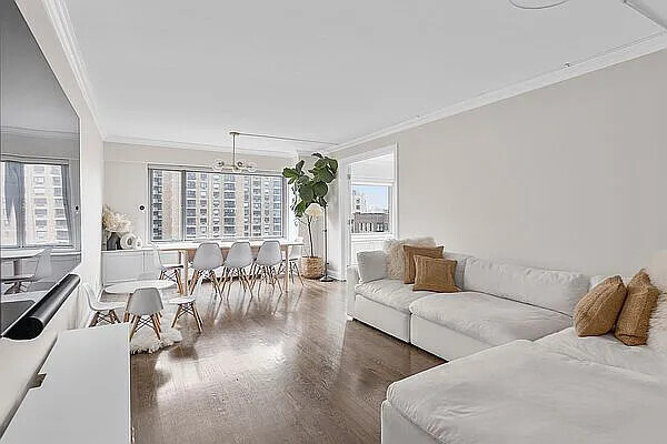 Foto principal - 20 W 64th St