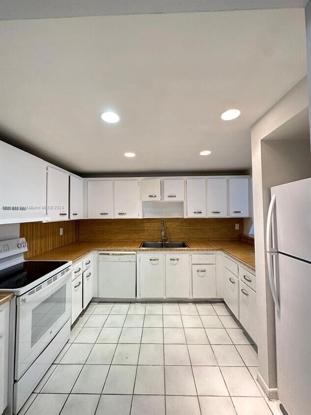 Foto principal - 7010 NW 186th St