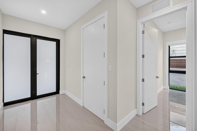 Foto del edificio - 704 SW 9th St