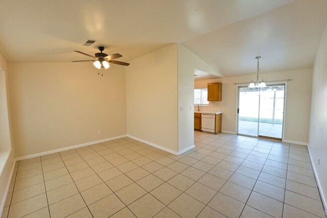 Building Photo - SW-Bakersfield 3 bedrooms 2 baths house