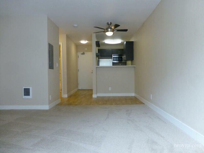 Building Photo - 478 Warren Dr