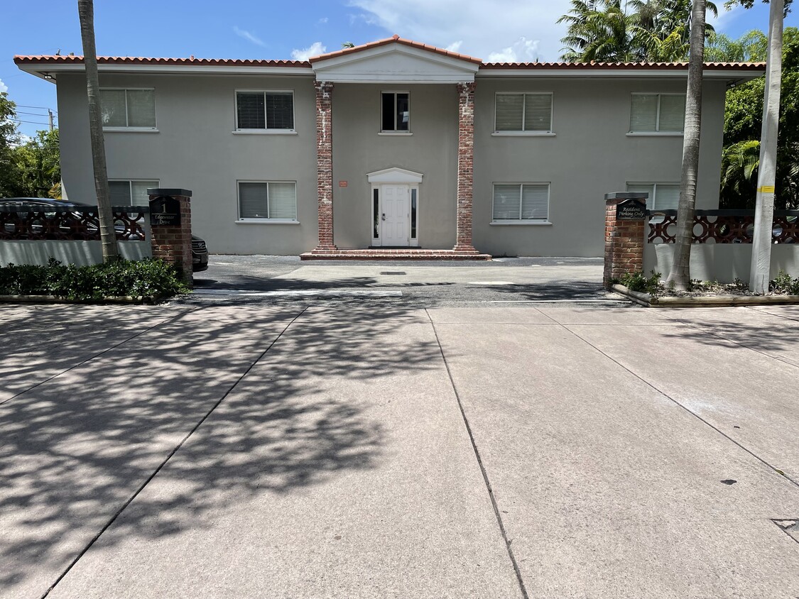 Primary Photo - 1 Edgewater Dr