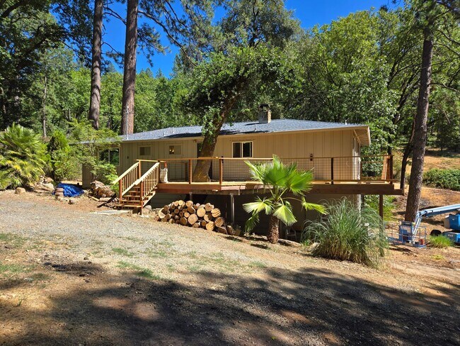 Building Photo - charming 3-bedroom, 2-bathroom home with l...
