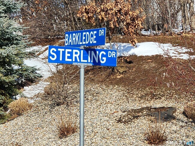 Foto del edificio - 158 Sterling Dr