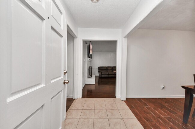 Building Photo - 1415 Parry-Sound