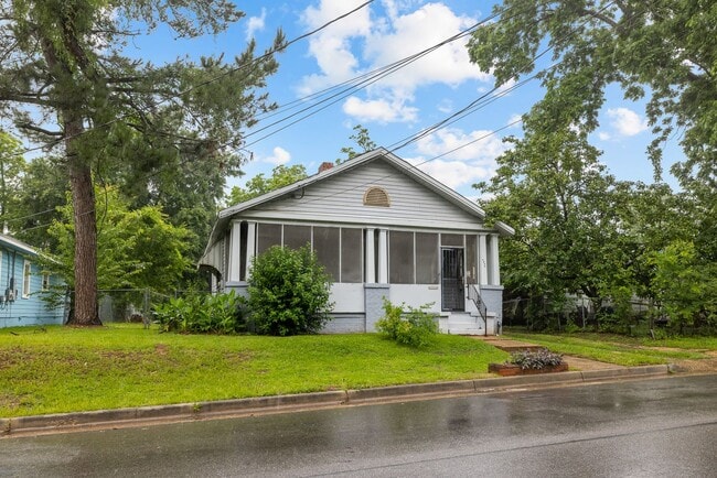 Building Photo - Charming 4 Bedroom, 2 Bathroom house