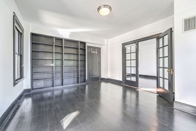 Building Photo - European Style, Large, 1 Bed 1 Bath with D...