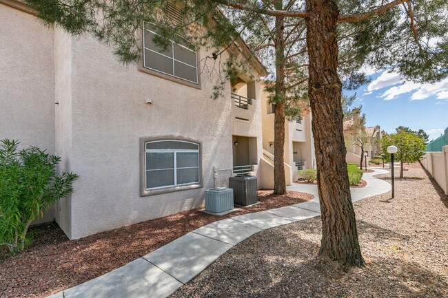 Building Photo - CUTE AND COZY 1 BEDROOM UNIT WITH TONS OF ...