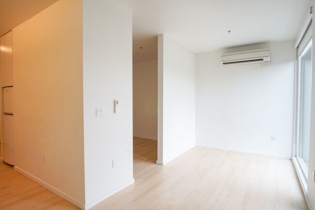 Photo - Buckman: Light & Bright 1 Bdr with D/W, A/... Apartment