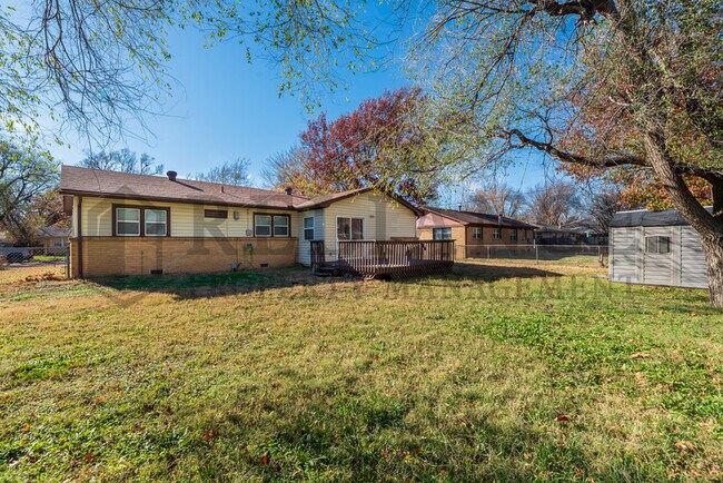 Building Photo - 900 N Brownthrush Ln