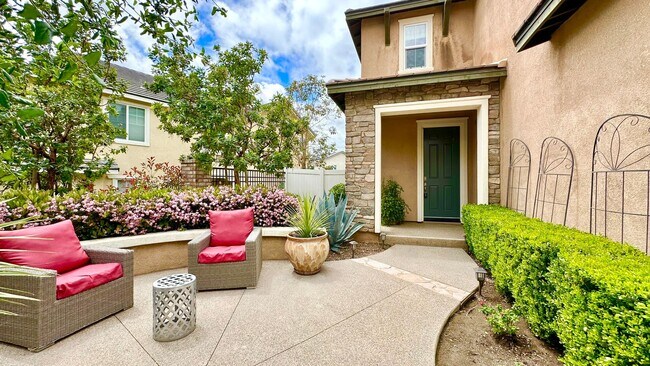 Building Photo - Beautiful "Model" Home in the Horse Creek ...