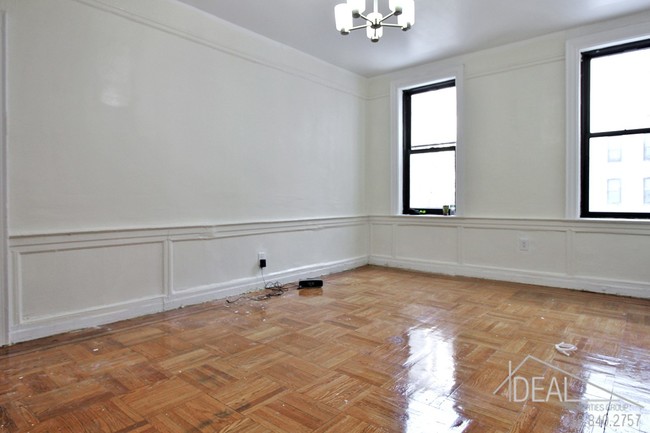 Building Photo - Massive Pre-war 1 Bed in Prime Crown Heights