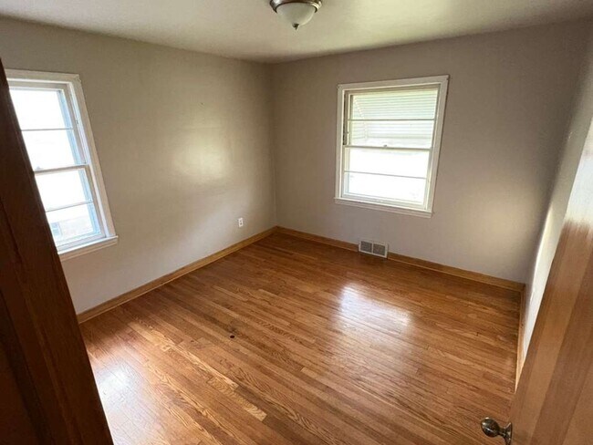Foto del edificio - Charming 3-Bedroom Home in Maple Heights –...