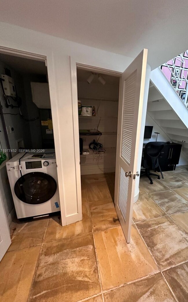 Foto del edificio - 6865 Bay Dr