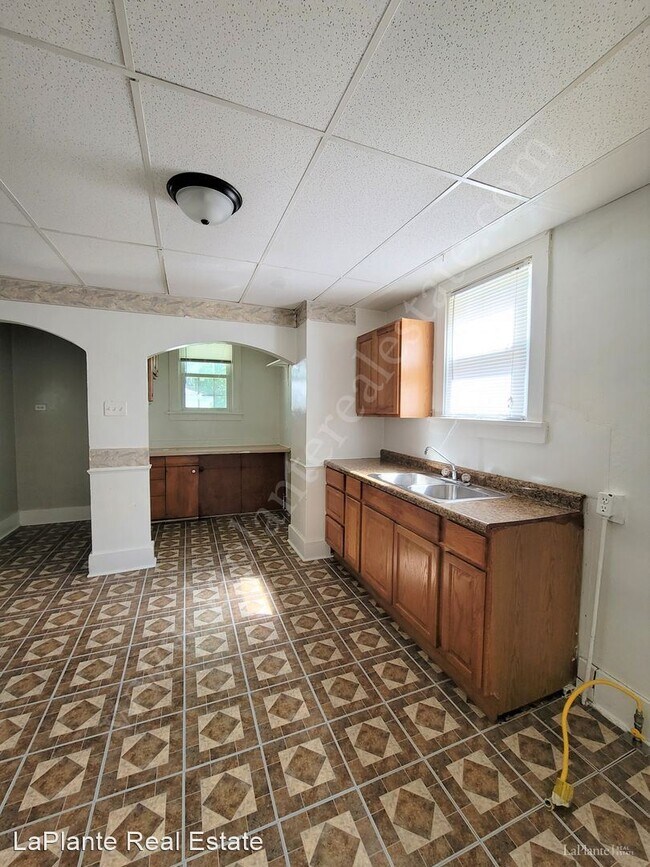 Building Photo - 3 br, 1 bath House - 910 Searles Rd 1