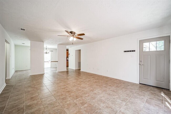 Foto del edificio - 7310 Black Forest Dr