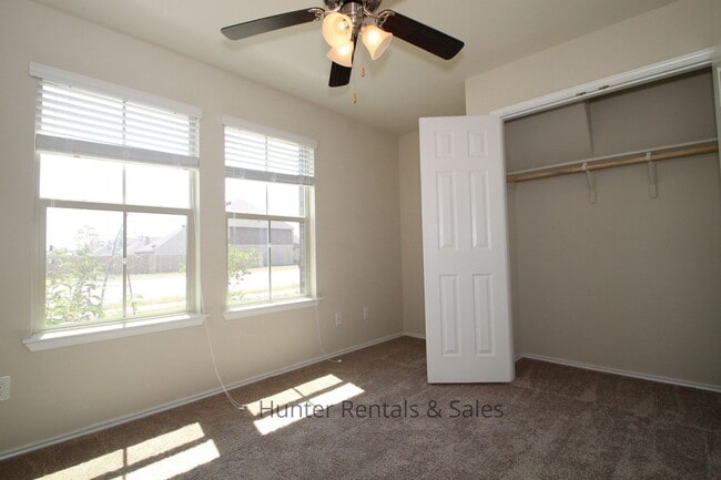 Building Photo - Charming Bungalow Style Home with Modern C...