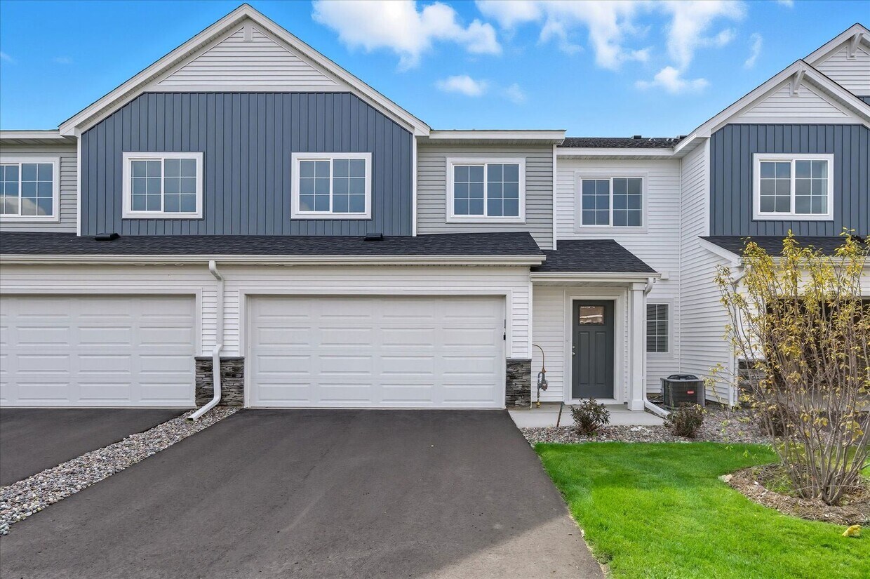 Foto principal - New construction interior-unit townhome in...