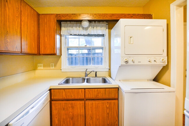 Building Photo - Comfortable West Ashley Townhouse