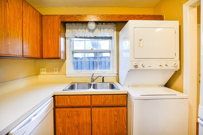 Foto del edificio - Comfortable West Ashley Townhouse