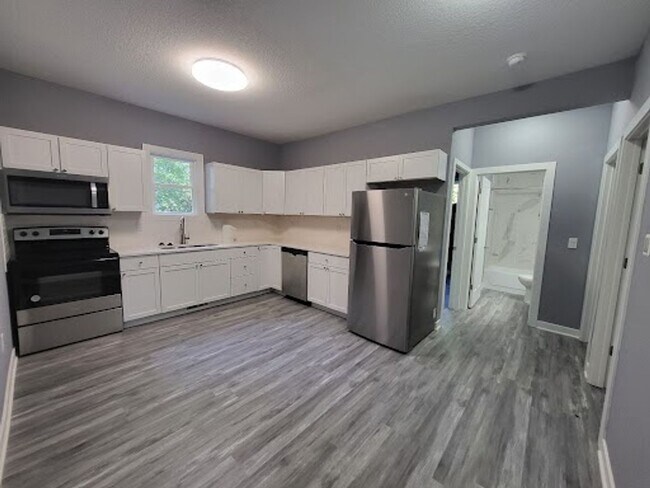Foto del edificio - 2406 Woodland Ave