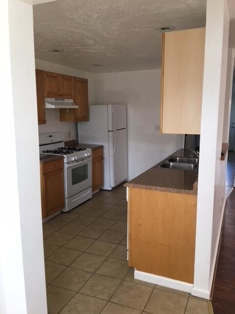 Kitchen - 346 W 7th Ave