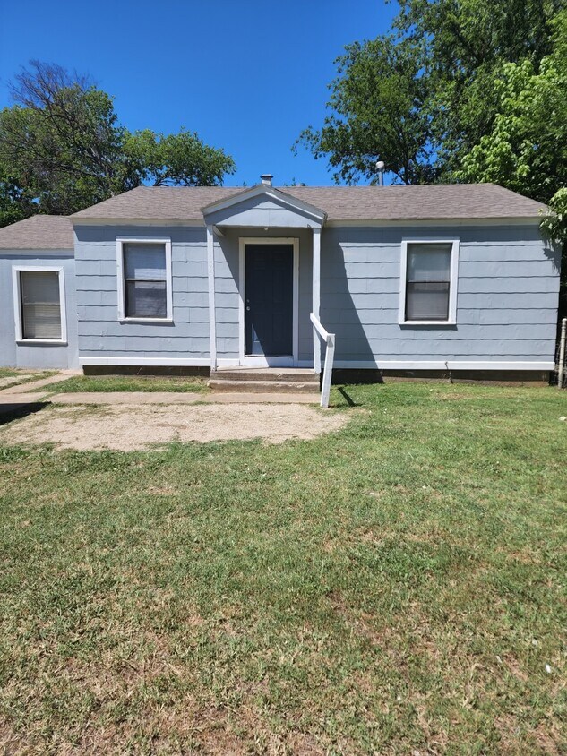 Primary Photo - 1213 E Shaw St