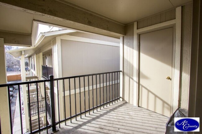Building Photo - 1209 W Plum St