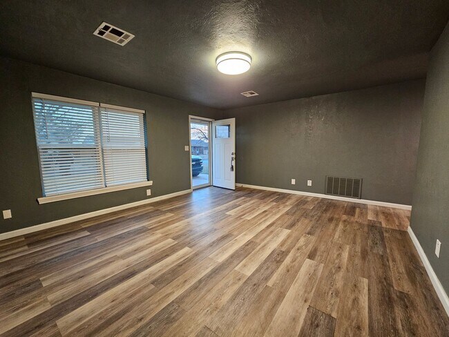 Foto del edificio - Updated (2) Bed/(1) Bath in Core Norman! Video Walk-Thru Avail!