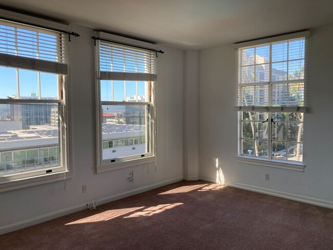 Building Photo - Corner Unit with Great Views in El Cortez!